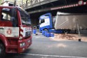 LKW blieb unter Bruecke haengen Koeln Ehrenfeld Innere Kanalstr Hornstr P185